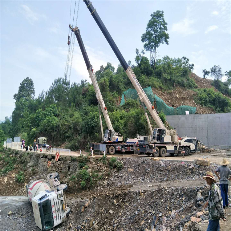 泌阳汽车掉沟里叫吊车救援要多少钱